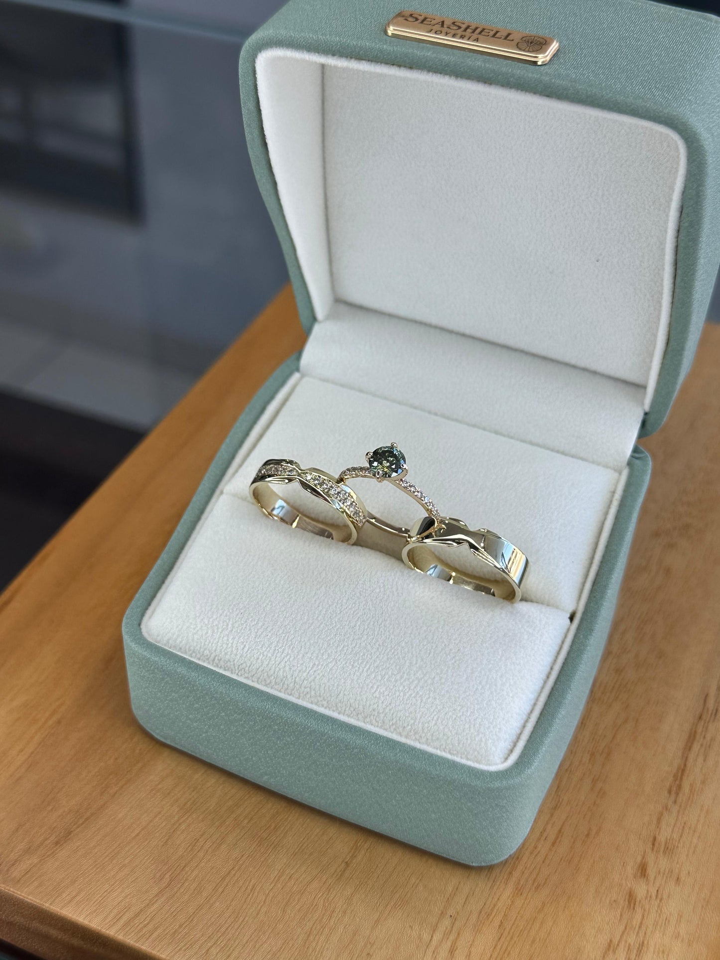 Set de Anillos de Boda y Compromiso en Oro Amarillo 10K  con Moisanitas