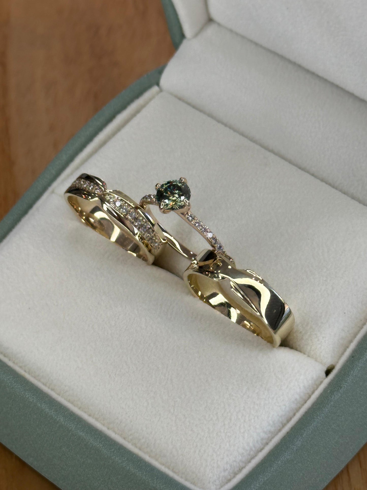 Set de Anillos de Boda y Compromiso en Oro Amarillo 10K  con Moisanitas