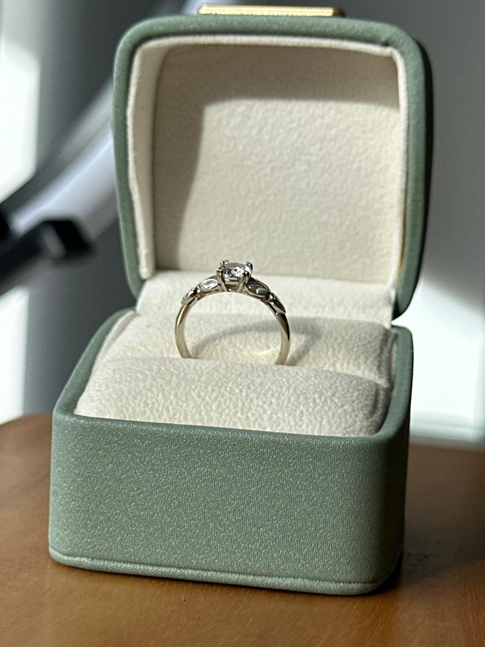 Anillo de Compromiso Clásico con Detalles Marquesa