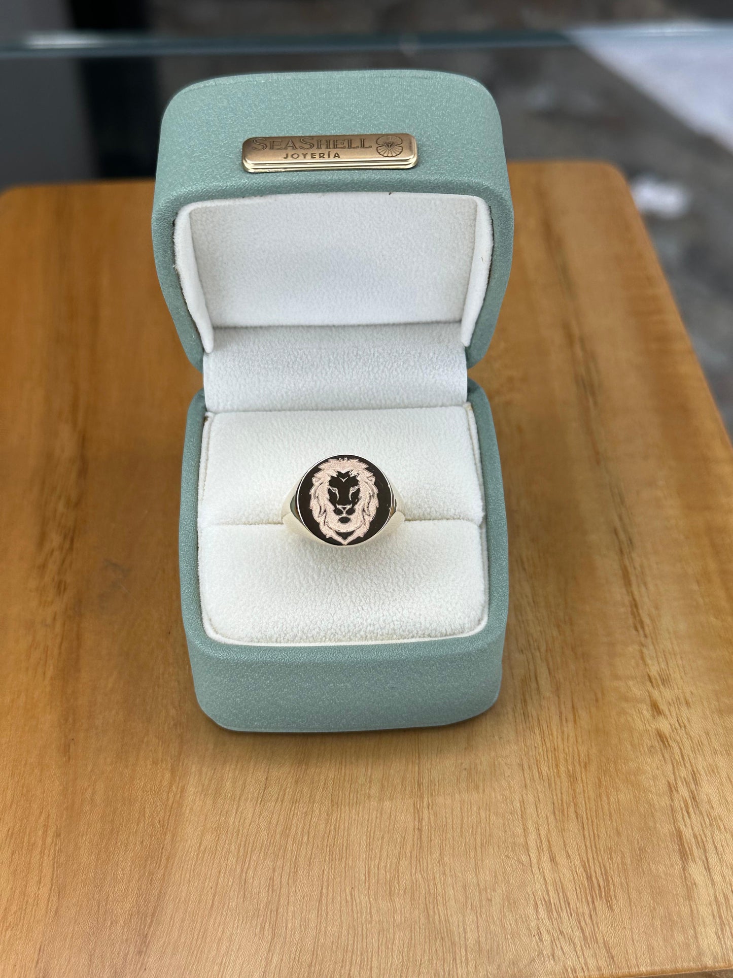 Anillo Sello en Oro Blanco de 10 Kilates – Diseño León
