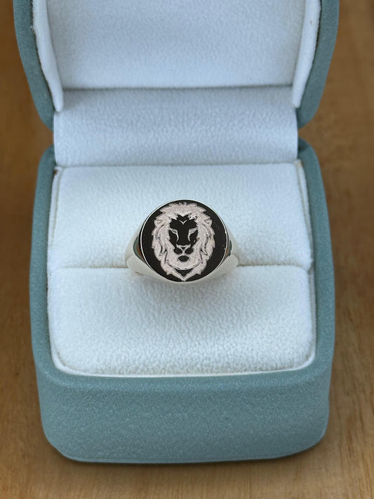 Anillo Sello en Oro Blanco de 10 Kilates – Diseño León