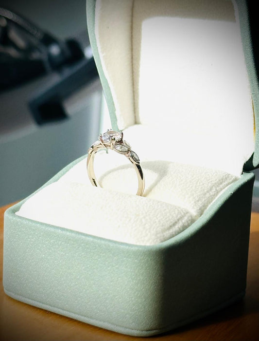 Anillo de Compromiso Clásico con Detalles Marquesa