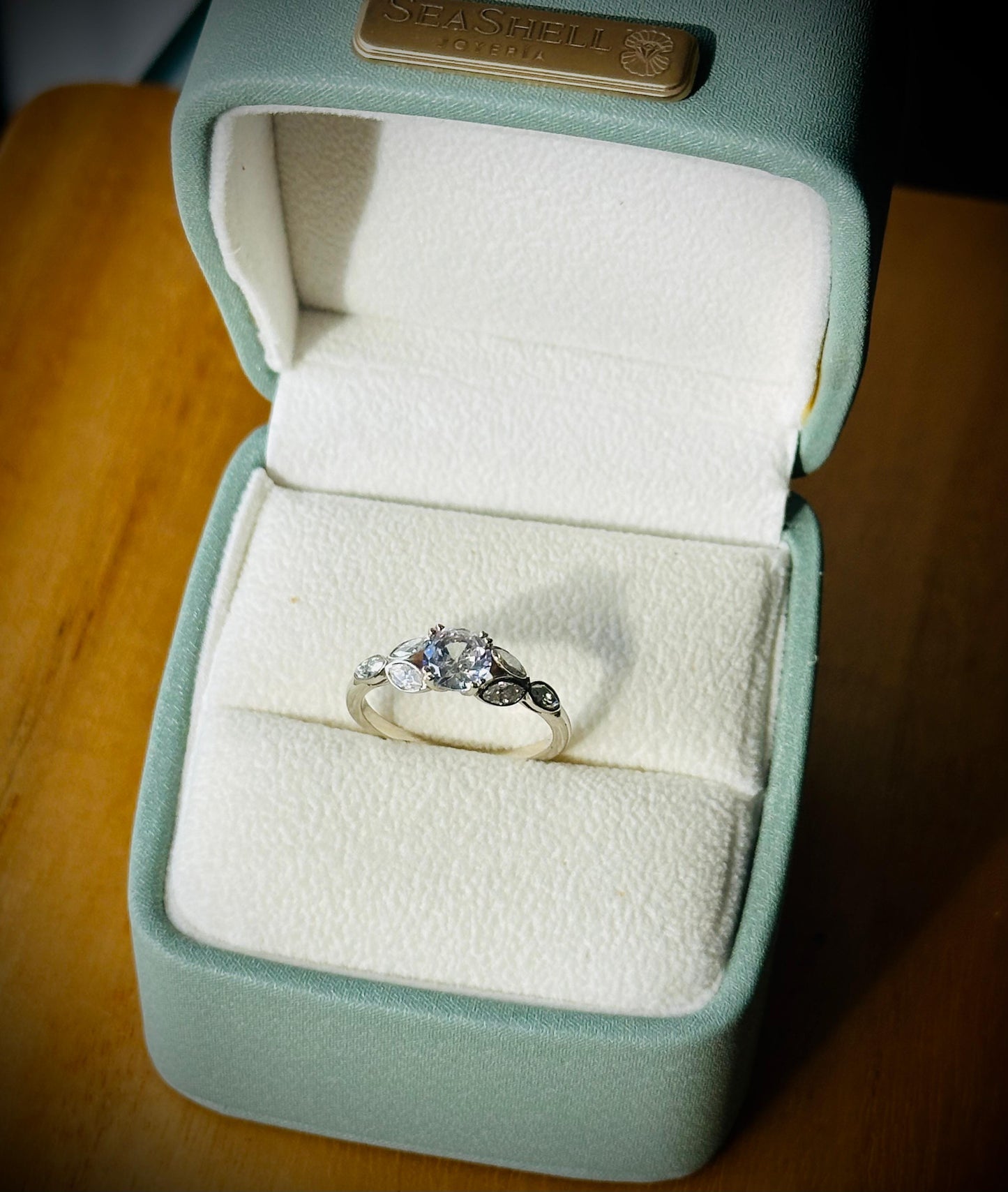 Anillo de Compromiso Clásico con Detalles Marquesa