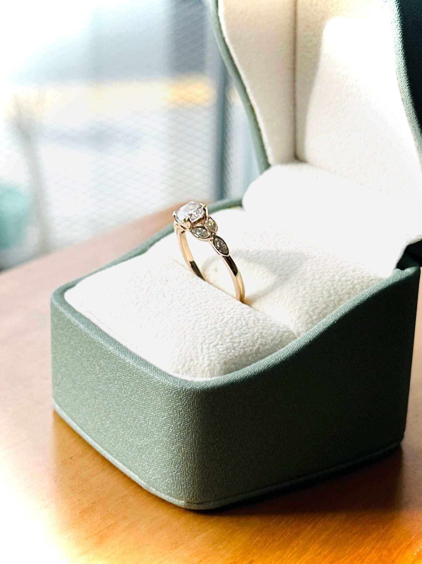 Anillo de Compromiso Clásico con Detalles Marquesa
