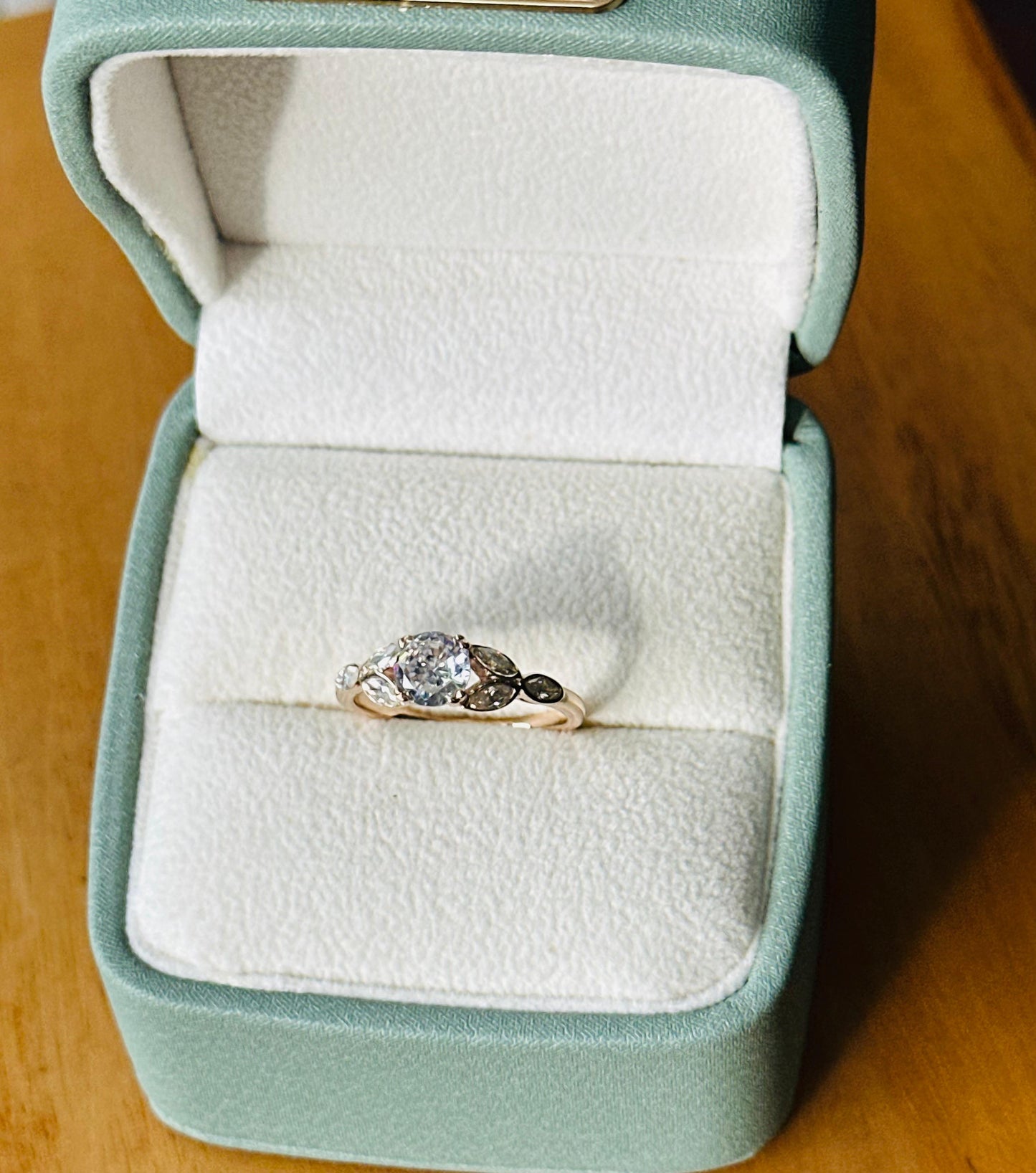 Anillo de Compromiso Clásico con Detalles Marquesa