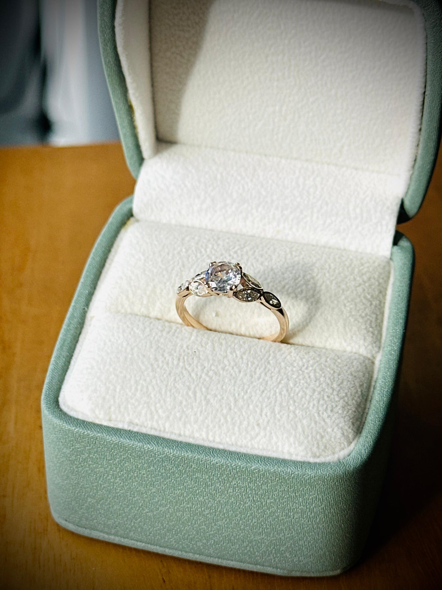 Anillo de Compromiso Clásico con Detalles Marquesa