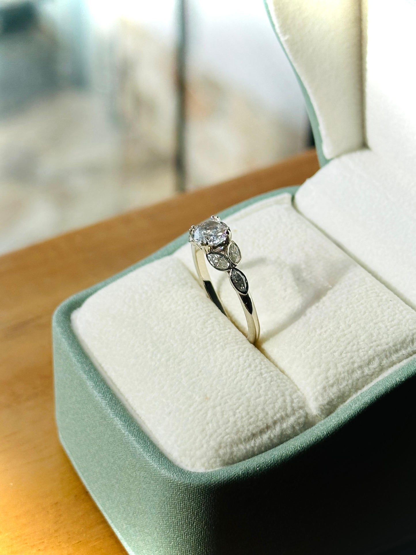 Anillo de Compromiso Clásico con Detalles Marquesa