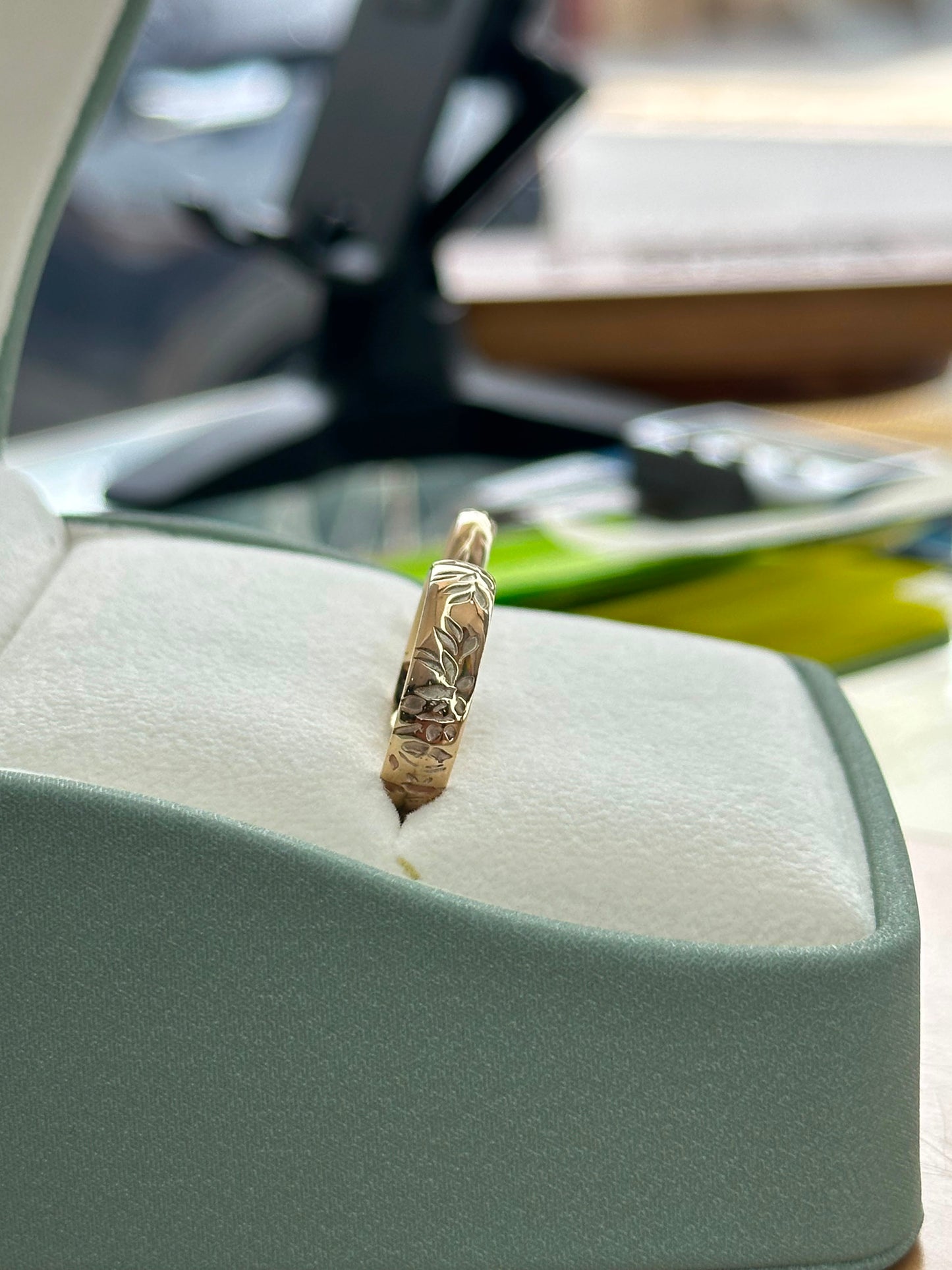 Dúo de Anillos de boda en oro con diseño de flores y hojas en relieve
