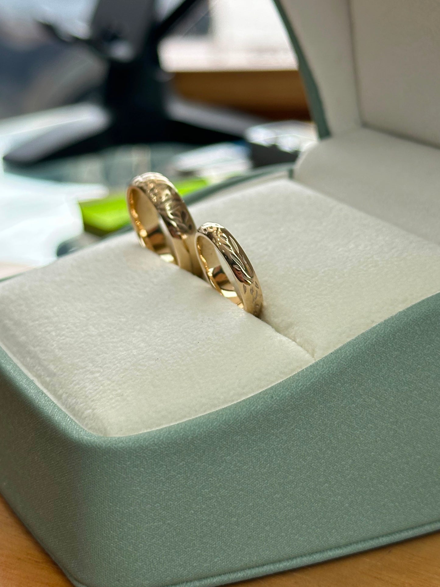 Dúo de Anillos de boda en oro con diseño de flores y hojas en relieve