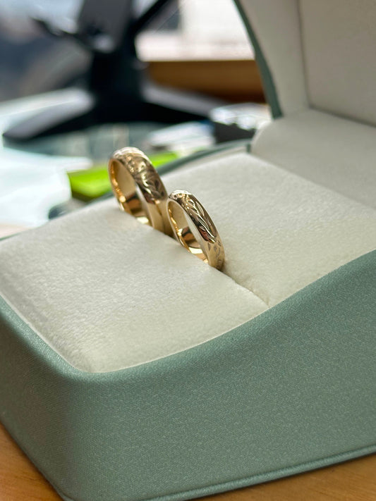 Dúo de Anillos de boda en oro con diseño de flores y hojas en relieve