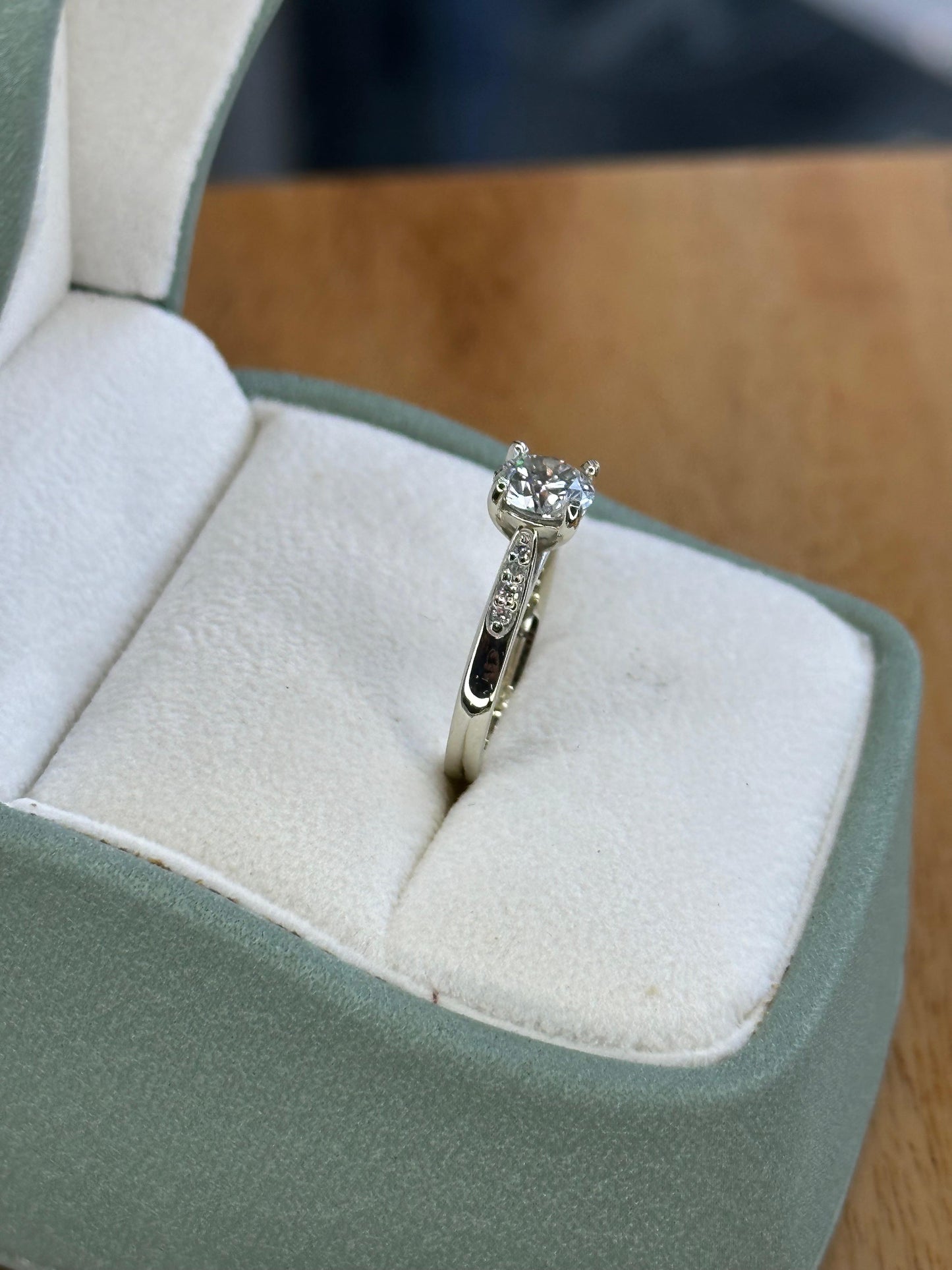 Anillo de Compromiso en Oro Blanco