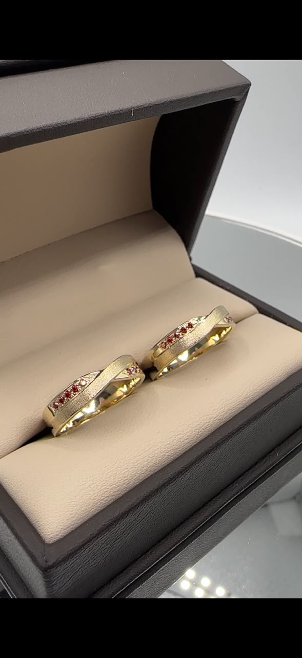 Dúo de Alianzas de Boda en Oro