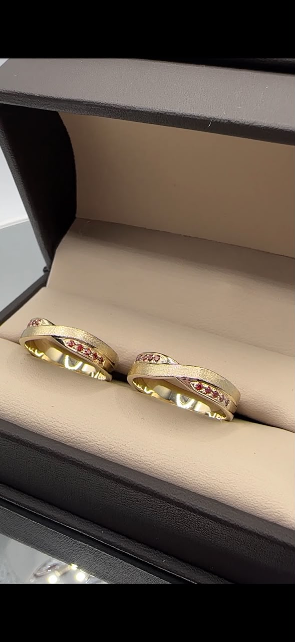 Dúo de Alianzas de Boda en Oro
