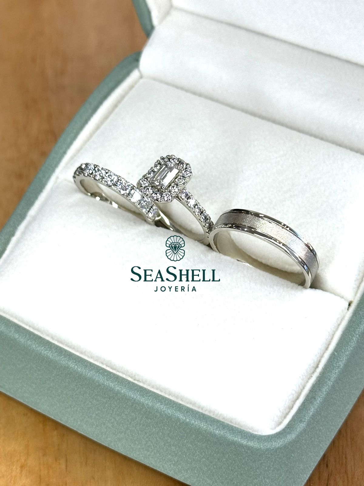 Trío de anillos en oro blanco de 10K con moisanitas