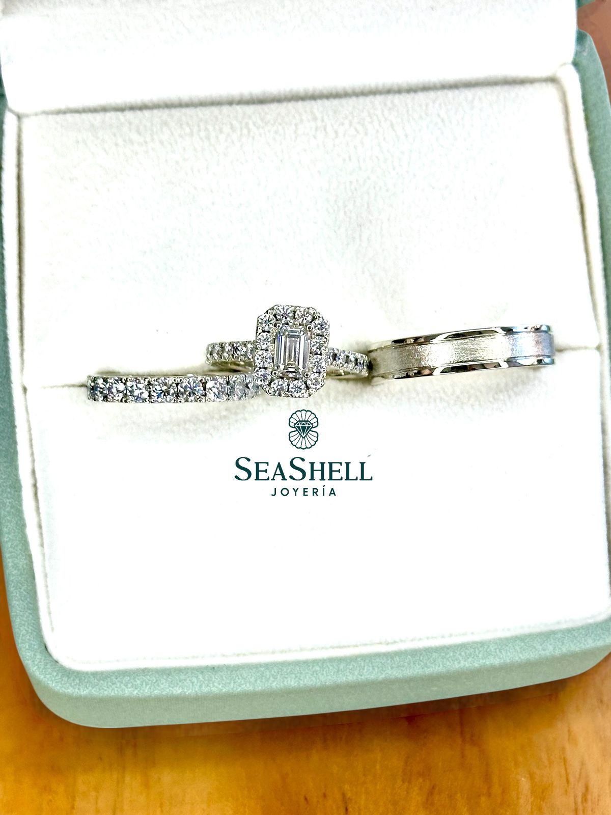 Trío de anillos en oro blanco de 10K con moisanitas