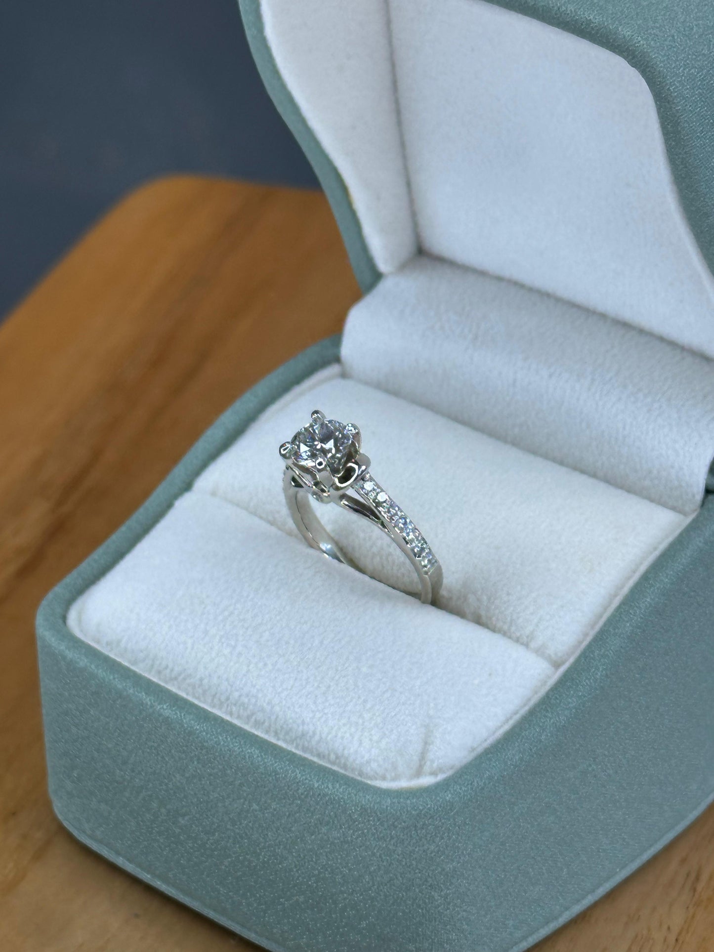 Anillo de Compromiso en Oro Blanco con Diamante ✨
