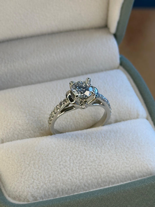 Anillo de Compromiso en Oro Blanco con Diamante ✨