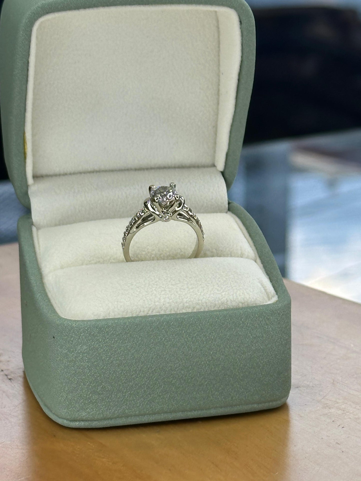 Anillo de Compromiso en Oro Blanco con Diamante ✨