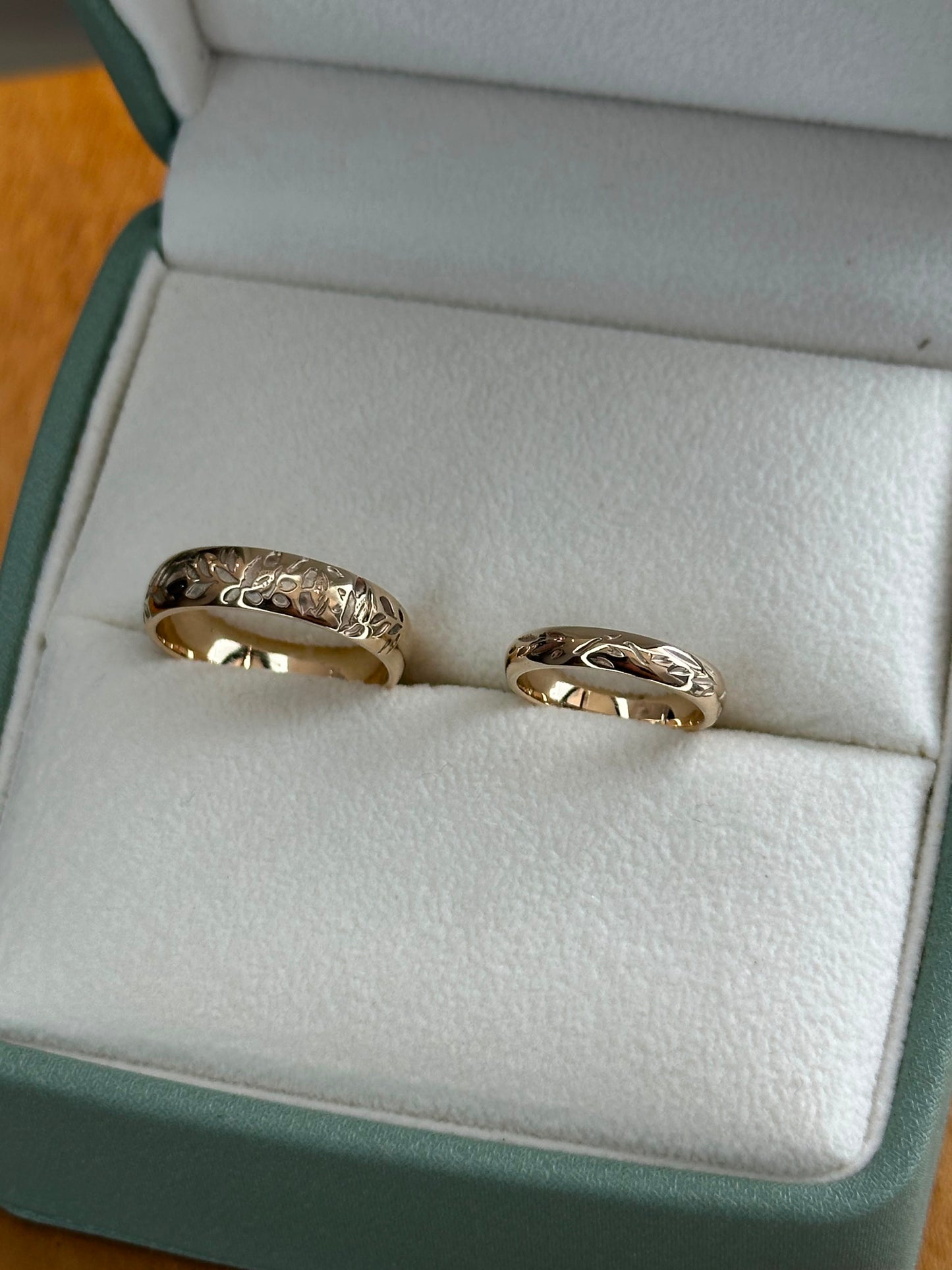 Dúo de Anillos de boda en oro con diseño de flores y hojas en relieve