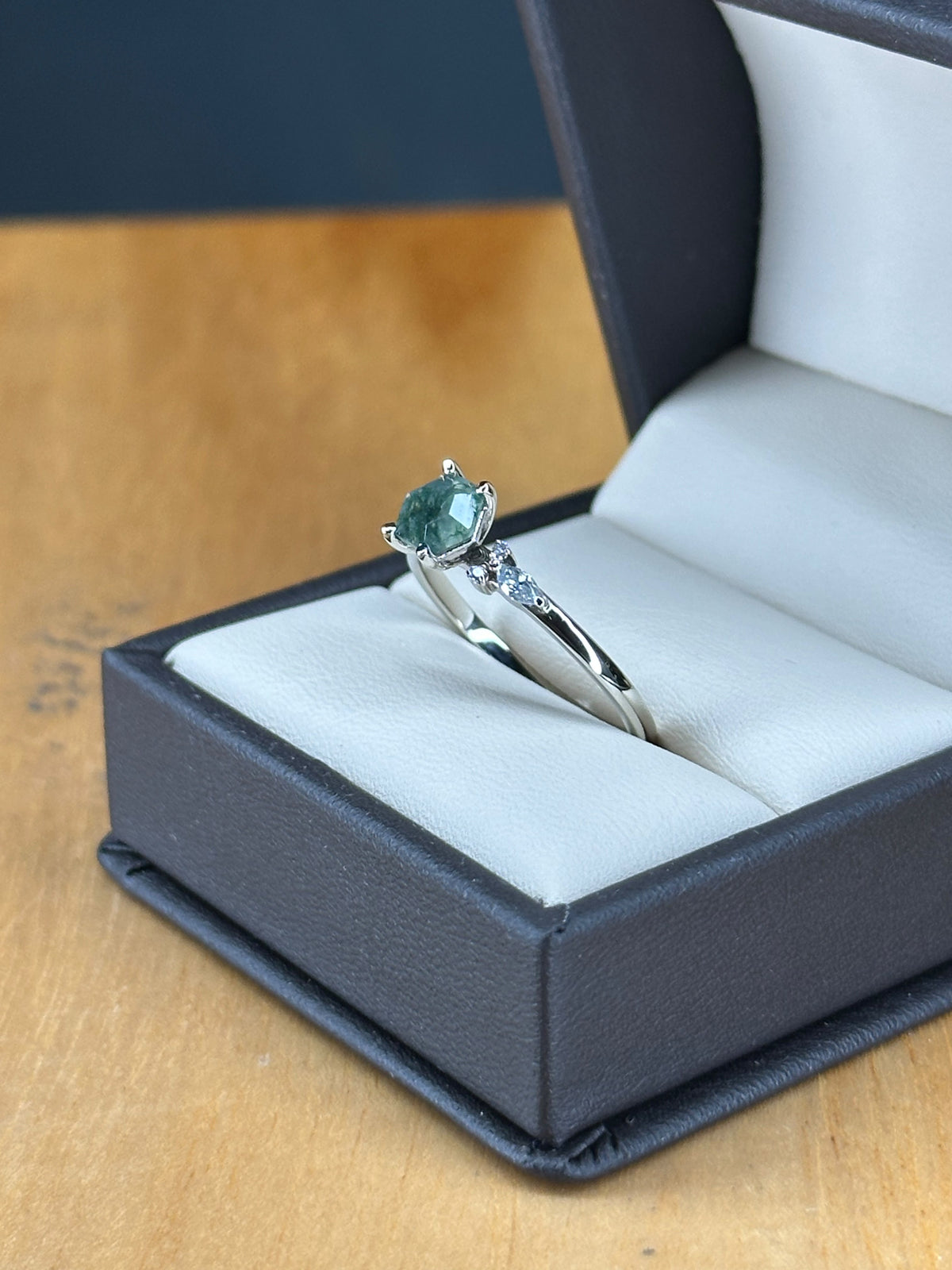 Anillo de Compromiso en Oro Blanco de 10 kilates con una Ágata Musgo y moisanitas